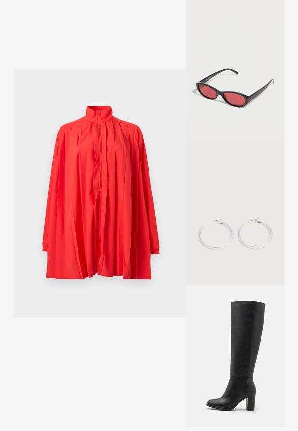 Helles rotes Langarmjacke mit hohem Kragen, vorderem Reißverschluss und losem, plissiertem Design, vor einem schlichten weißen Hintergrund dargestellt.; Schwarze kniehohe Stiefel aus glattem Leder, mit einem stabilen Absatz und runder Zehenpartie. Minimalistisches Design ohne sichtbare Hardware oder Dekorationen.; Schwarze ovale Sonnenbrille mit schlanken Bügeln und rot getönten Gläsern, die auf einer weißen Oberfläche liegt.; Paar glänzende silberne Creolen mit dünnen Drahtverschlüssen, dargestellt vor einem hellgrauen Hintergrund.