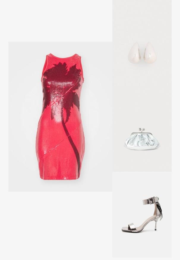Enganliegendes ärmelloses Kleid in leuchtendem Pink mit Pailletten, das ein schwarzes Palmenmuster zeigt. Glatte Textur, kurze Länge und runder Ausschnitt.; Metallic silberne offene High-Heel-Sandalette mit Knöchelriemen und Schnalle, verziert mit einer dekorativen Schleife hinten.; Kleine silberne Metallic-Clutch mit gerundetem, gerafftem Design und einem Verschluss mit zwei silbernen Kugeln.; Silberne Metall-Ohrringe in Tropfenform mit einer glatten, reflektierenden Oberfläche, die ein nahtloses Design und keine sichtbaren Verzierungen aufweisen.