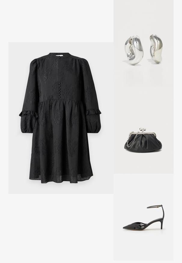 Hofmann Copenhagen ERLA - Hverdagskjole - black; Sort læder højhælet sko med spids tå, åbne sider og en tynd ankelrem med en lille guld detalje.; Sort læder clutch med samlet tekstur, sølvfarvet metalramme, kys-lås lukning og kædestrop. Glat, blød overflade.; Sølvskulpturelle øreringe med glatte, buede former og reflekterende overflader. Har et lukket hoop-design og en markant organisk form.