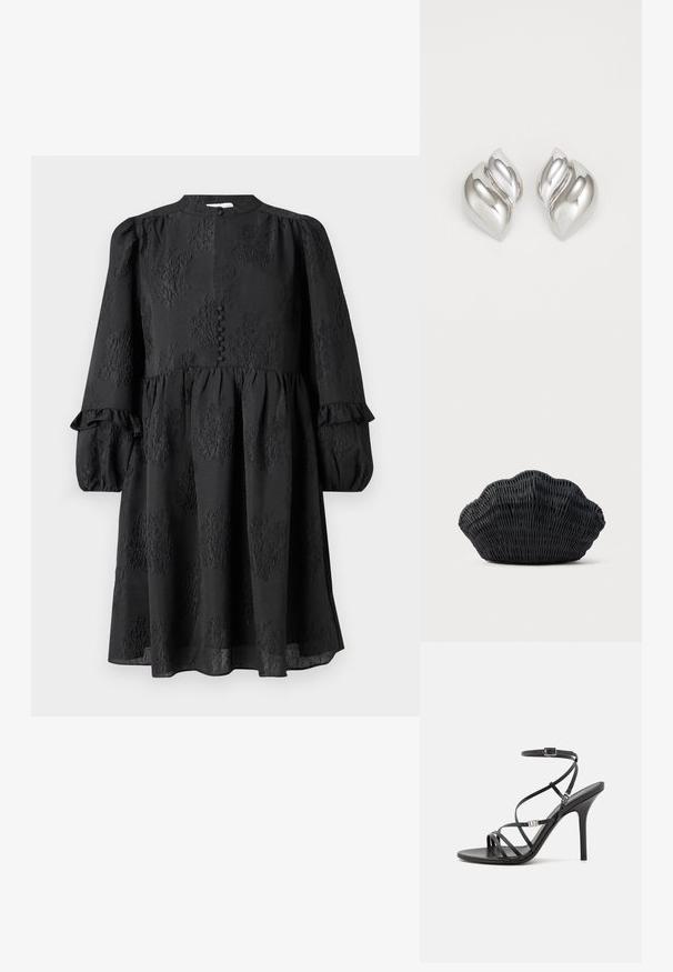 Hofmann Copenhagen ERLA - Vestido informal - black; Sándalo negro de tacón alto con tiras finas, hebilla en el tobillo, superficie de cuero suave y tacón de aguja esbelto.; Bolso de mimbre negro con forma de concha de vieira con parte superior curva y textura tejida sobre un fondo liso.; Pendientes de plata con una forma orgánica y abstracta. Superficie lisa y brillante con un diseño cónico. Presentan suaves curvas y un detalle de línea central.
