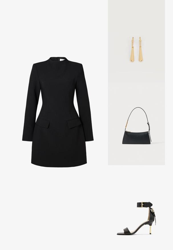 Sort kjole med høj krave, lange ærmer og tætsiddende silhouette. Har to frontlommer og syningsdetaljer for et struktureret look.; Sort læder hæl sandal med firkantet tå, ankelrem med en guldbuckle og en slank metallisk hæl. Glat tekstur, minimalistisk design.; Sort læderhåndtaske med en guldlås og justerbar rem med gyldne rektangulære detaljer på en hvid baggrund.; Øreringe i guldfarvet metal med glatte, aflangt dråbeformede vedhæng, der hænger fra små creol-låse på en hvid baggrund.