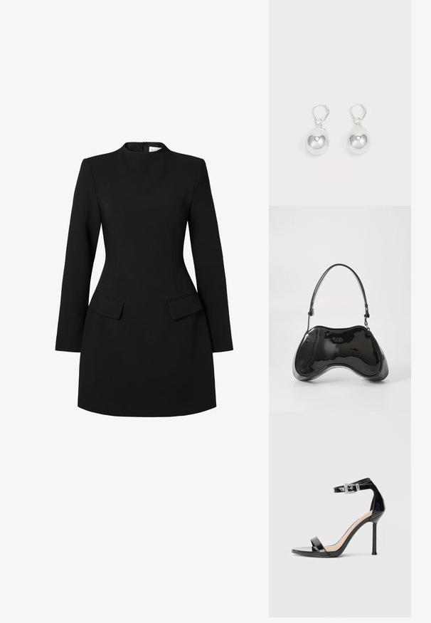 Sort kjole med høj krave, lange ærmer og tætsiddende silhouette. Har to frontlommer og syningsdetaljer for et struktureret look.; Sort højhælet sandal i laklæder med ankelrem. Har minimalistisk design, åben tå og spænde med rhinsten-detaljer.; Sort patentlæder håndtaske med en unik buet form, kort justerbar hank og en lynlåslukning i toppen. Glat tekstur med diskret branding.; Sølv dråbeøreringe med glatte, runde, reflekterende overflader hængende fra svingelukkede låse. Baggrunden er helt hvid.