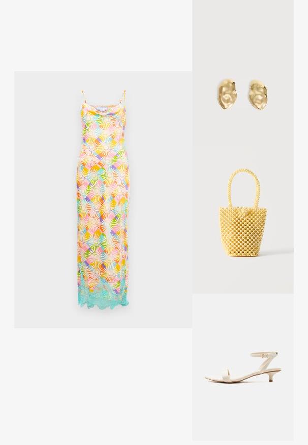 Vestido largo sin mangas con un patrón geométrico floral multicolor y un borde de encaje azul claro a lo largo del dobladillo sobre un fondo blanco.; Sandalia beige de tacón bajo con una sola tira en los dedos y correa ajustable en el tobillo con una pequeña hebilla dorada, sobre un fondo blanco.; Bolso pequeño estilo bolso cubo hecho de cuentas brillantes de color crema con asa de cuentas en forma de lazo y cierre decorativo con nudo de cuentas.; Par de pendientes de metal dorado brillante, con forma irregular y superficie arrugada y lisa sobre un fondo claro y sencillo.
