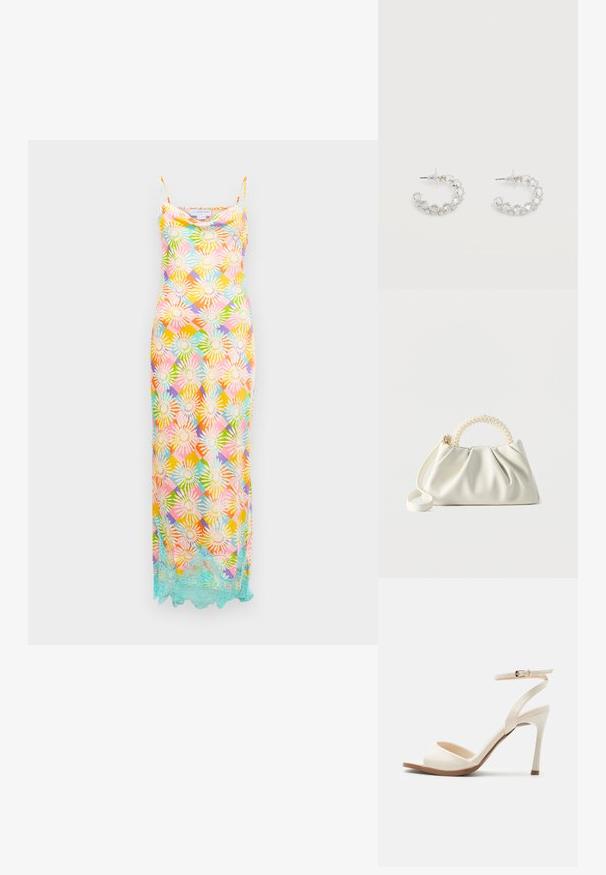 Vestido largo sin mangas con un patrón geométrico floral multicolor y un borde de encaje azul claro a lo largo del dobladillo sobre un fondo blanco.; Sandalia beige de tacón alto con tira delgada en el tobillo y hebilla dorada, punta abierta y tacón de aguja delgado sobre un fondo blanco.; Pequeño bolso blanco con cuerpo fruncido, asa redonda adornada con perlas y una correa de hombro desmontable sobre un fondo liso.; Pendientes de aro plateados incrustados con cristales facetados transparentes, con cierre de poste y tapones auriculares transparentes sobre un fondo blanco.