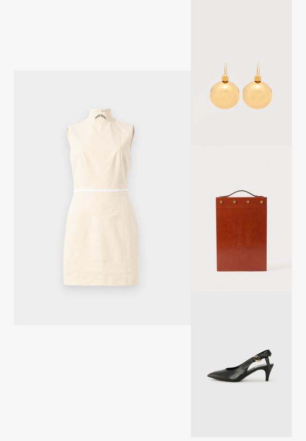 Ärmelloses beiges Minikleid mit hohem Kragen, dezenten Nahtdetails, weißem Taillenbesatz und "MOSCHINO"-Schriftzug am Kragen.; Schwarze Leder Slingback-Pumpe mit spitzem Absatz, kleinem Absatz und einer Schnalle am Knöchelriemen. Glatte Textur, minimalistisches Design.; Brauner Leder-Dokumentenhalter mit flacher rechteckiger Form, geprägtem Text, einem oberen Griff und goldenen Hardware-Akzenten.; Paar glänzende goldene Weihnachtskugel-Ohrringe mit Hakenverschlüssen auf einfachem weißem Hintergrund.