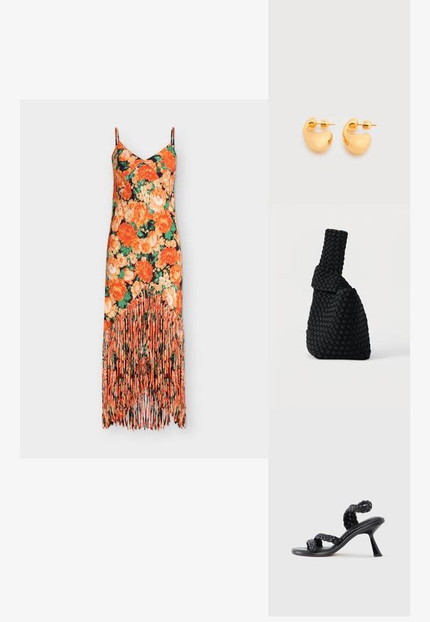Robe sans manches à col en V avec motif floral orange et crème, feuilles vertes et détail de longue frange orange à l'ourlet.; Sandales à talons noires avec des brides tissées, un design élégant, et un talon bloc pointu. Fabriquées en matériau lisse avec une finition brillante.; Sac à main noir tissé avec un design asymétrique, présentant une surface texturée et une poignée haute et étroite. Aucune ferrure ou accent visible.; Paire de petites boucles d'oreilles clous épaisses en métal doré avec des formes lisses, courbes et abstraites sur un fond clair.