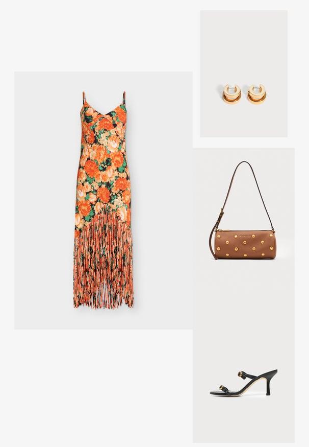 Robe sans manches à col en V avec motif floral orange et crème, feuilles vertes et détail de longue frange orange à l'ourlet.; Sandale noire à talon haut avec deux fines brides, chacune ornée d'une boucle circulaire dorée, et un talon élancé effilé.; Sac à main cylindrique en cuir marron avec clous dorés, bandoulière réglable et logo Michael Kors doré sur le devant.; Paire de boucles d'oreilles créoles ton or avec une forme de croissant plus large en haut et un anneau rond suspendu en dessous de chacune.