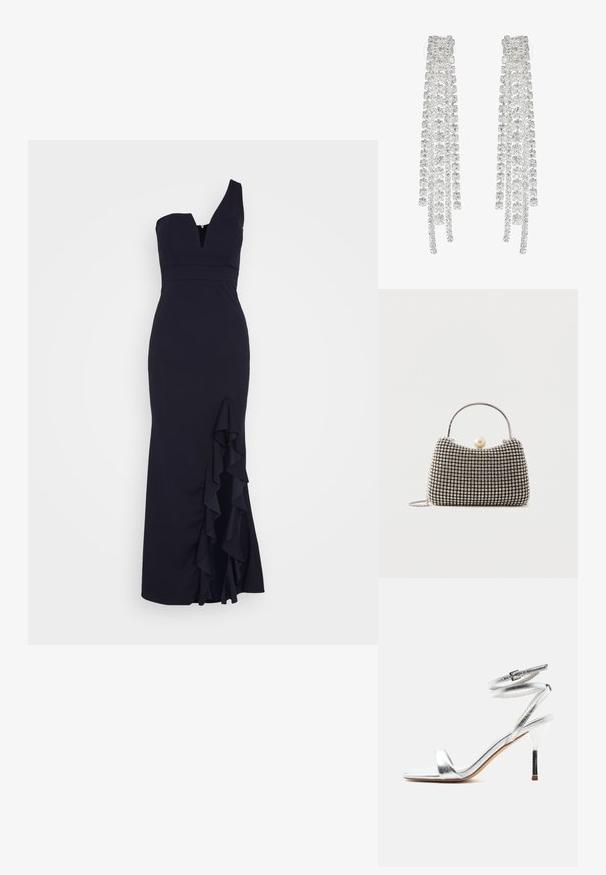 WAL G. SOYA ONE SHOULDER RUFFLE MAXI DRESS - Galajurk - navy blue; Zilveren sandaal met hoge hak en enkelbandjes die rond de enkel wikkelen, met een dunne stilettohak, zijaanzicht op een witte achtergrond.; Kleine handtas met zilverkleurig rasterpatroon, gebogen handvat, grote parel sluiting en een dunne zilveren kettingriem op een effen achtergrond.; Lange zilveren oorbellen met een scala aan heldere, facetteerde kristallen in een waterval van strengen met variërende lengtes en vormen.