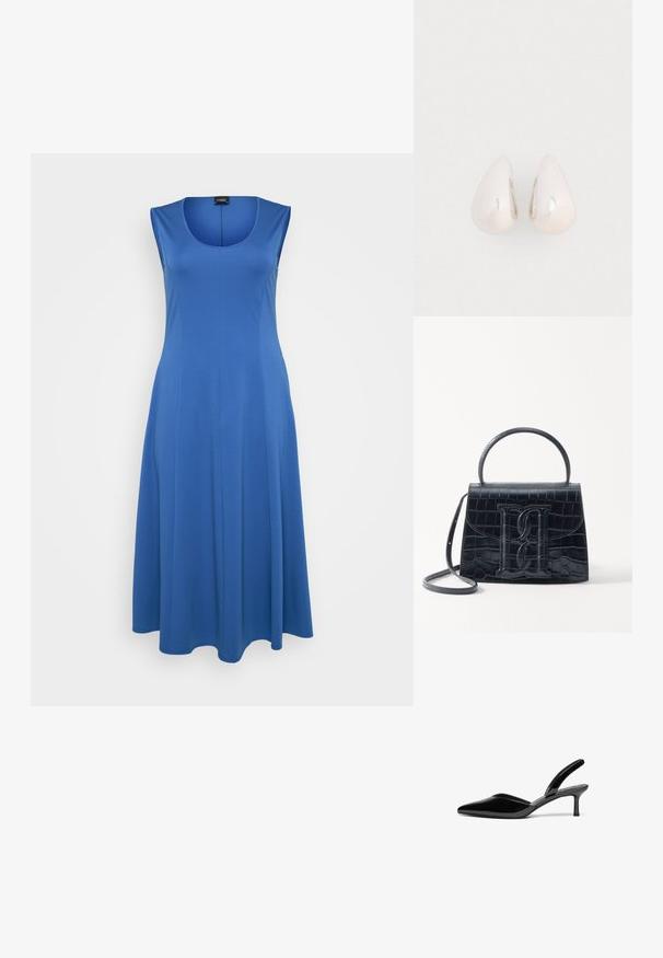 Blaues ärmelloses Kleid aus weichem Stoff, mit rundem Ausschnitt und fließender A-Linien Silhouette. Minimalistisches Design, keine sichtbaren Muster oder Akzente.; Schwarze Lackleder-Slingback-Pumps mit spitzem Fuß, niedrigem Stiletto-Absatz und einem eleganten, schlichten Design ohne Verzierungen.; Schwarze Handtasche aus Krokodilprägung mit strukturiertem Design, Oberhandgriff, verstellbarem Tragegurt und einem auffälligen Logo-Detail auf der Vorderseite.; Silberne Metall-Ohrringe in Tropfenform mit einer glatten, reflektierenden Oberfläche, die ein nahtloses Design und keine sichtbaren Verzierungen aufweisen.