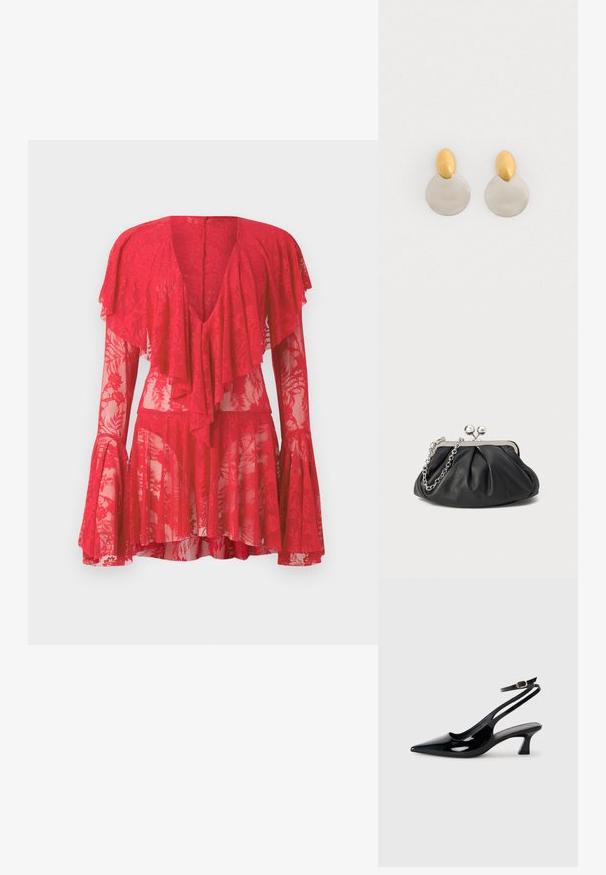 Rode kanten jurk met lange uitlopende mouwen, een diepe V-hals, gelaagde ruffles en bloemenpatronen. De sheer textuur versterkt het ontwerp.; Zwarte gepatineerde leren slingback hakken met een puntige neus, lage blokhak en een verstelbare enkelband met een gouden gespsluiting.; Zwarte leren clutch met geplooide textuur, zilverkleurig metalen frame, drukknopsluiting en kettingriem. Glad, zacht oppervlak.; Gouden en zilveren metalen oorbellen met een ronde schijfbasis en een ovale bovenstuk, gladde textuur en gepolijste afwerking.