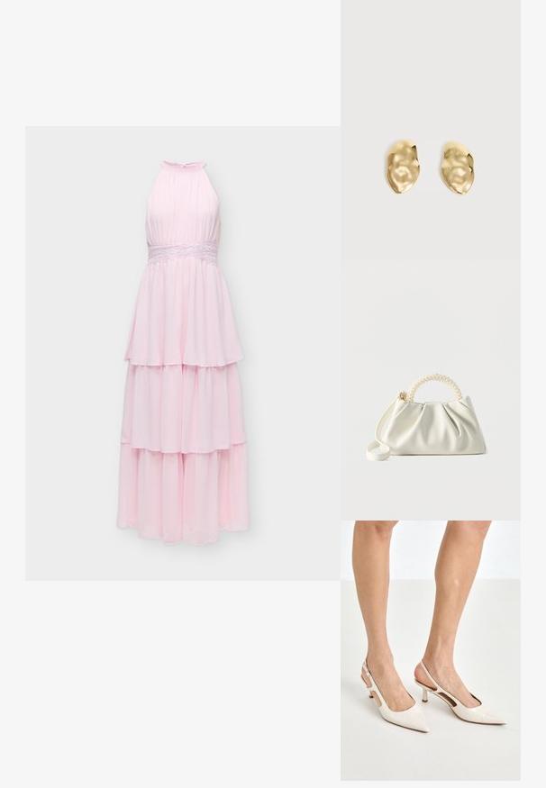 Robe longue rose clair sans manches à étages avec col montant et détail de ceinture en dentelle, présentée sur fond blanc uni.; Escarpins à talon slingback en cuir verni beige avec un bout pointu et un talon de 5 cm, présentant des côtés découpés et une fine bride à la cheville.; Petit sac à main blanc avec un corps froncé, une poignée ronde ornée de perles et une bandoulière amovible sur un fond uni.; Paire de boucles d'oreilles en métal doré brillant, de forme irrégulière, avec une surface froissée et lisse sur un fond clair uni.