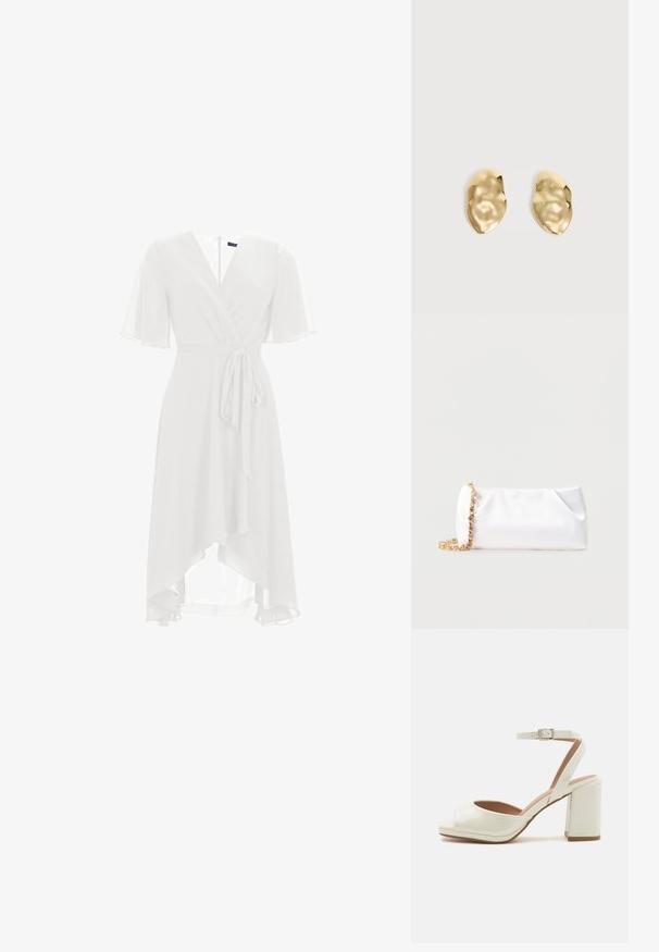 Robe enveloppante blanche avec des manches flottantes courtes, décolleté en V et taille à cordon. Tissu transparent drapé de manière asymétrique jusqu'à mi-mollet.; Sandales à talons ouvertes blanches avec une finition brillante, une sangle de cheville réglable et un talon carré. Texture lisse et design minimaliste.; Pochette souple blanche avec bandoulière chaîne dorée ornée de pierres précieuses transparentes, sur fond gris clair uni.; Paire de boucles d'oreilles en métal doré brillant, de forme irrégulière, avec une surface froissée et lisse sur un fond clair uni.