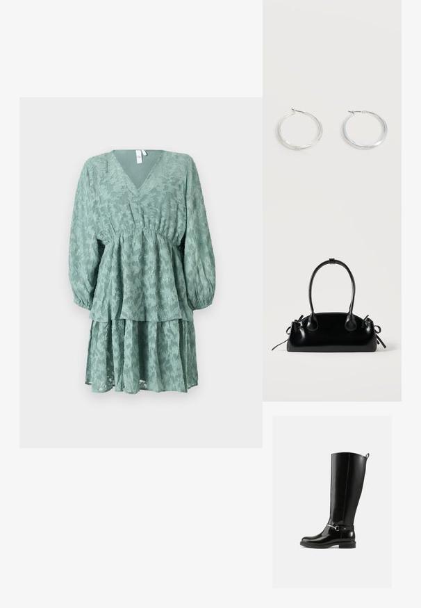 Robe verte à couches avec un décolleté en V, de longues manches bouffantes et une texture florale. Dotée d'une taille cintrée et d'une jupe fluide à volants.; Bottes noires montantes en cuir verni, avec un détail de boucle argentée à la cheville et une conception à bout arrondi. Semelle plate.; Petit sac à main noir brillant avec deux longues anses et des détails à cordon sur les côtés sur un fond clair uni.; Boucles d’oreilles créoles en métal argenté avec une surface lisse légèrement incurvée et des fermoirs à clapet sur un fond blanc uni.