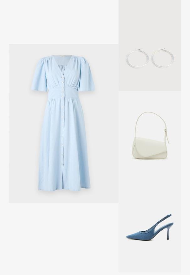 Vestido azul claro de algodón, con escote en V, mangas cortas con volantes y un cierre de botones en la parte delantera, cintura fruncida y falda acampanada.; Zapato de tacón alto con puntera puntiaguda, trasera tipo slingback en denim azul con detalles de ojales plateados y correa ajustable con hebilla.; Bolso de mano de imitación cuero blanco con una forma triangular estructurada, correa ajustable única y cierre con solapa acentuada en curva.; Pareja de pendientes de aro plateados brillantes con cierres de alambre delgado, mostrados sobre un fondo gris claro.