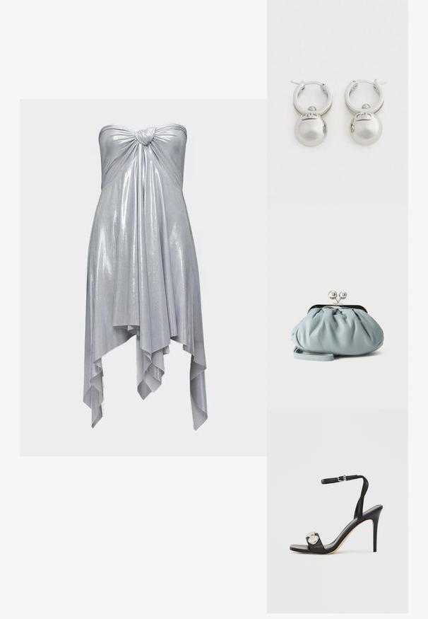 Robe métallique argentée grise sans bretelles avec un détail noué sur la poitrine et un ourlet asymétrique en forme de mouchoir.; Sandale à talons hauts noire avec une bride à la cheville, présentant une tige en cuir lisse, un bout carré et deux accents métalliques ronds.; Petit porte-monnaie en cuir bleu clair avec fermoir métallique argenté de type kiss-lock et court bracelet de poignet sur fond uni.; Une paire de boucles d'oreilles créoles en argent poli, chacune ornée d'un charme en forme de boule ronde en argent suspendu en bas.