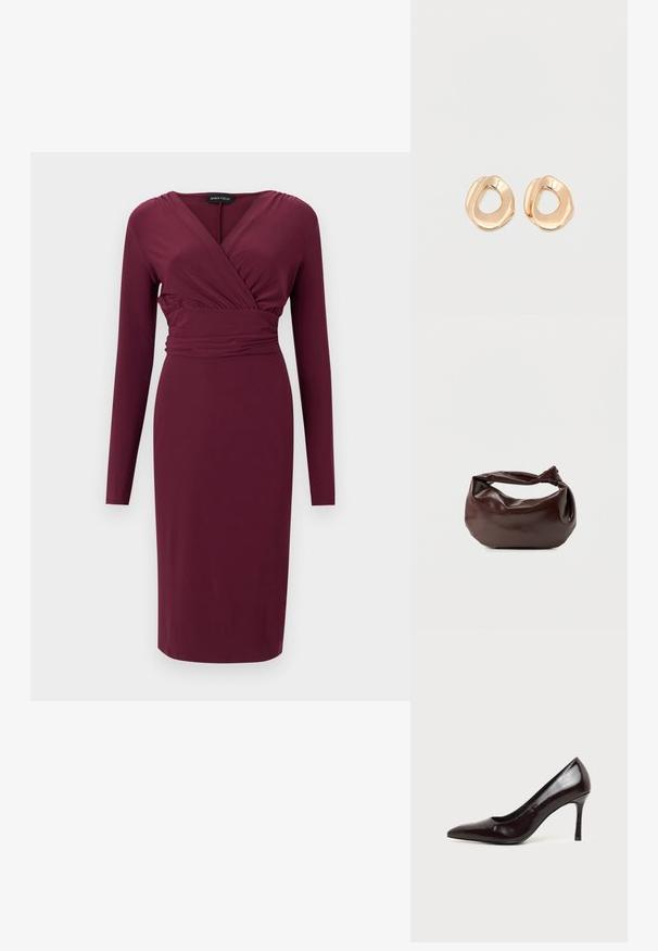 Robe bordeaux à manches longues, longueur genou, avec encolure en V style portefeuille et taille ajustée, par Anna Field.; Chaussure à talon haut en cuir noir à bout pointu avec un talon aiguille fin sur un fond clair uni.; Sac bandoulière en cuir marron foncé avec une forme souple et décontractée et une anse nouée torsadée sur un fond blanc uni.; Paired boucles d'oreilles en métal doré poli de forme irrégulière avec un centre ouvert sur un fond blanc uni.