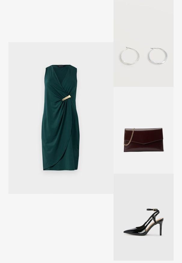 Groene, mouwloze jurk met een wikkelontwerp en gedrapeerde stof. Bevat een gouden accent bij de taille. Glad textuur.; Zwarte lakleren hoge hak slingback schoenen met spitse neus, verstelbare enkelband en open zijkanten. Gladde textuur.; Leren clutch in donkerbordeaux met een envelopontwerp. Voorzien van een gouden kettingriem, een gladde textuur en een spitse klep sluiting.; Zilverkleurige metalen creolen oorbellen met een glad, licht gebogen oppervlak en sluitingen met haaksluiting op een effen witte achtergrond.