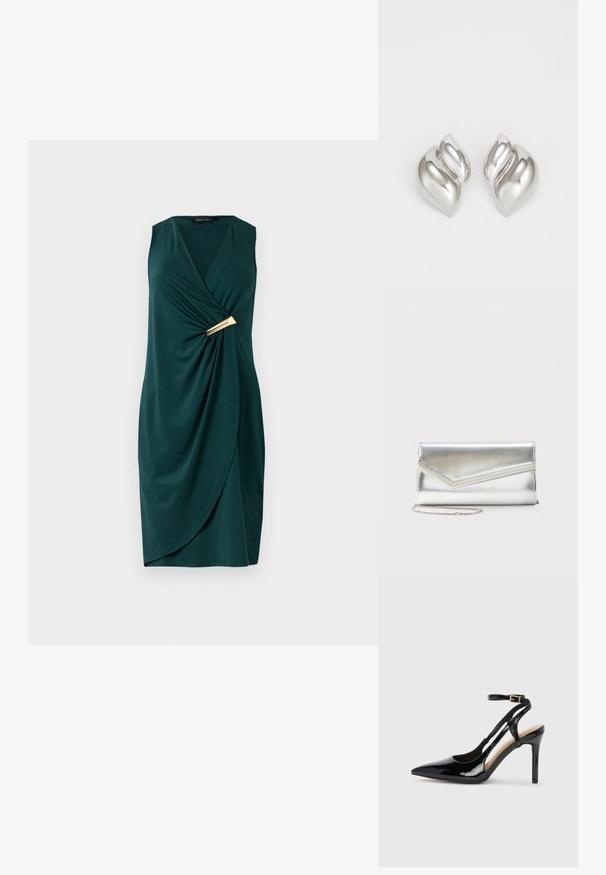 Vestido verde sin mangas con diseño cruzado y tela drapeada. Presenta un detalle dorado en la cintura. Textura suave.; Zapato de charol negro de tacón alto, tipo slingback, con punta afilada, correa ajustable en el tobillo y lados abiertos. Textura lisa.; Bolso clutch plateado brillante con solapa de estilo sobre y adorno decorativo, pequeña correa de cadena plateada, sobre fondo liso claro.; Pendientes de plata con una forma orgánica y abstracta. Superficie lisa y brillante con un diseño cónico. Presentan suaves curvas y un detalle de línea central.