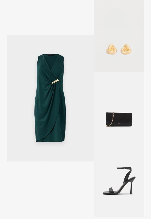 Grøn, ærmeløs kjole med indviklet design og draperet stof. Har et guldaccent ved taljen. Glat tekstur.; Sort højhælet sandal med en slank ankelrem og to forreste bånd. Lavet af glat læder med en slank spids tå og stilettohæl.; Sort clutch taske lavet af ruskind med en struktureret overflade, udstyret med en guld kædestrop og et elegant, kantet design.; Par af skinnende ørestikker i guldfarvet knudeform på en ensfarvet hvid baggrund.
