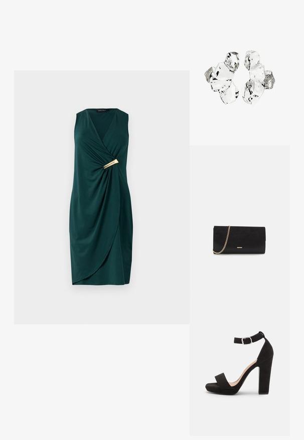 Grøn, ærmeløs kjole med indviklet design og draperet stof. Har et guldaccent ved taljen. Glat tekstur.; Anna Field by Zalando Sandaler - black; Sort clutch taske lavet af ruskind med en struktureret overflade, udstyret med en guld kædestrop og et elegant, kantet design.; Klynge af seks uregelmæssigt formede, gennemsigtige og reflekterende glaslignende stykker arrangeret på en hvid baggrund.