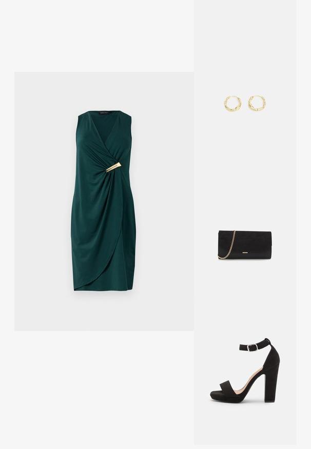 Groene, mouwloze jurk met een wikkelontwerp en gedrapeerde stof. Bevat een gouden accent bij de taille. Glad textuur.; Anna Field Sandalen - black; Zwarte clutch tas gemaakt van suede met een textuurafwerking, voorzien van een gouden schouderband en een strakke, hoekige vorm.; Gouden creolen met een gestructureerd, onregelmatig oppervlak. Beschikt over een lichtgewicht ontwerp en een ronde vorm, geschikt voor dagelijks gebruik.