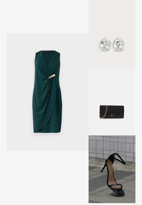 Groene, mouwloze jurk met een wikkelontwerp en gedrapeerde stof. Bevat een gouden accent bij de taille. Glad textuur.; Zwarte sandaal met hoge hak van lakleer, voorzien van een enkellipje met gouden gesp en een spits toelopende neus, rechtopstaand op een oppervlak van tegels en asfalt.; Zwarte clutch tas gemaakt van suede met een textuurafwerking, voorzien van een gouden schouderband en een strakke, hoekige vorm.; Zilveren abstracte studs met een gepolijste afwerking, met gladde rondingen en subtiele contouren. Geen zichtbare patronen of accenten.