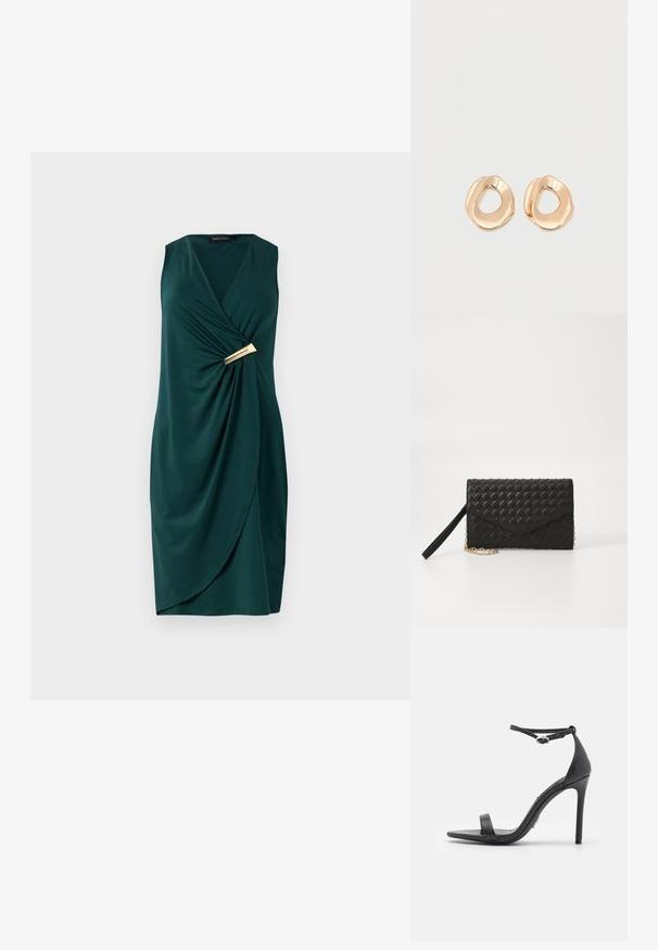 Grünes, ärmelloses Kleid mit Wickeldesign und drapiertem Stoff. Verfügt über einen goldenen Akzent an der Taille. Glatte Textur.; Schwarze High Heels Sandalen mit offener Zehe, dünnen Riemen und Knöchelverschluss. Glatte Ledertextur mit spitzem Zehendesign.; Schwarze gewebte Geldbörse mit einem Klappenverschluss und einem goldenen Kettenriemen. Sie verfügt über eine strukturierte Oberfläche und ein minimalistisches Design.; Paar unregelmäßig geformter, polierter Creolen aus goldfarbenem Metall mit offenem Zentrum auf weißem Hintergrund.