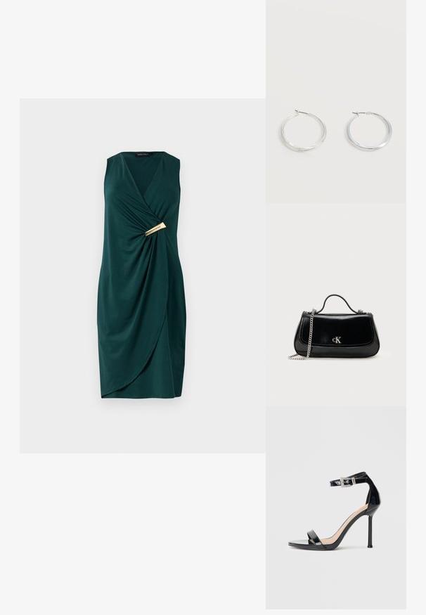 Groene, mouwloze jurk met een wikkelontwerp en gedrapeerde stof. Bevat een gouden accent bij de taille. Glad textuur.; Zwarte sandalen met hoge hak van lakleer en een enkelriempje. Heeft een minimalistisch ontwerp, open teen en een gesp met strass-steentjes.; Zwarte leren handtas met een ketting schouderband, gestructureerde vorm en een zilveren logo-accent. Gladde textuur met een flapsluiting.; Zilverkleurige metalen creolen oorbellen met een glad, licht gebogen oppervlak en sluitingen met haaksluiting op een effen witte achtergrond.