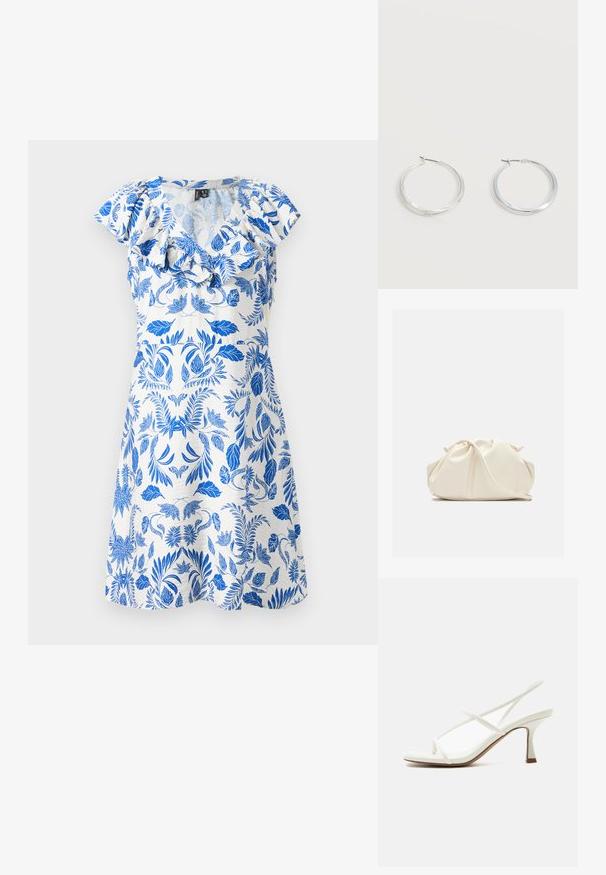 Robe à imprimé floral avec des motifs de feuilles bleues sur un fond blanc, présentant des manches capes à volants et un décolleté en V. Coupe courte et ample.; Sandale blanche à talon pour femme avec lanières fines croisées et bride arrière sur fond clair.; Pochette en cuir souple couleur crème avec un design froncé et une fine bandoulière reposant à l’avant sur un fond uni.; Boucles d’oreilles créoles en métal argenté avec une surface lisse légèrement incurvée et des fermoirs à clapet sur un fond blanc uni.