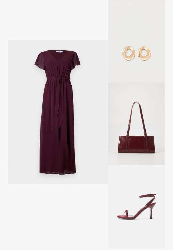 Langes, burgunderfarbenes Kleid mit V-Ausschnitt, kurzen, flatternden Ärmeln und einem verstellbaren Gürtel in der Taille; aus fließendem, leichtem Stoff gefertigt.; Bordeauxrote Sandalette mit hohem Absatz, dünnen Riemen, Knöchelriemen mit Schnalle und einer kleinen Schleifendetail am Zehenriemen.; Burgunderfarbene Handtasche aus glänzendem Material, rechteckige Form, mit zwei Schulterriemen und subtilen, geschwungenen Akzenten an der Vorderseite.; Paar unregelmäßig geformter, polierter Creolen aus goldfarbenem Metall mit offenem Zentrum auf weißem Hintergrund.