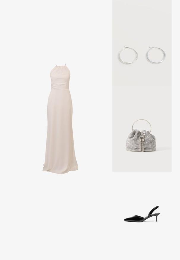 Langes, fließendes Kleid aus cremefarbenem Stoff mit Neckholder-Design und tailliertem Schnitt, sorgt für eine glatte Textur und elegante Silhouette.; Schwarze Lackleder-Slingback-Pumps mit spitzem Fuß, niedrigem Stiletto-Absatz und einem eleganten, schlichten Design ohne Verzierungen.; Kleine silberne Abendtasche, bedeckt mit funkelnden Strasssteinen, mit rundem Metallgriff und zwei dekorativen Quasten vorne.; Silberne Metallcreolen mit glatter, leicht gebogener Oberfläche und Klappverschluss vor schlicht weißem Hintergrund.