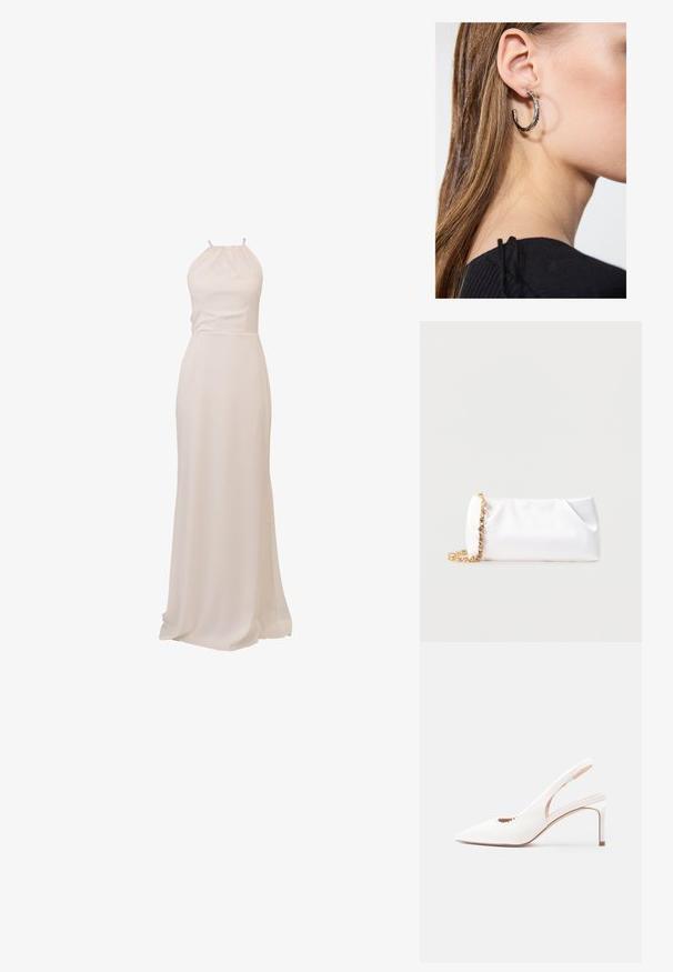 Langes, fließendes Kleid aus cremefarbenem Stoff mit Neckholder-Design und tailliertem Schnitt, sorgt für eine glatte Textur und elegante Silhouette.; Weißer Slingback-Pumps mit spitz zulaufender Vorderkappe, strukturierter Oberfläche und gezacktem Randdetail an der Seite.; Weiße weiche Clutch-Tasche mit goldener Kettenriemen, verziert mit klaren Edelsteinen, vor einem einfarbigen hellgrauen Hintergrund.; Silberne Creolen mit polierter Oberfläche, die kleine goldene Akzentdetails und eine runde Form aufweisen, am Ohrläppchen getragen.