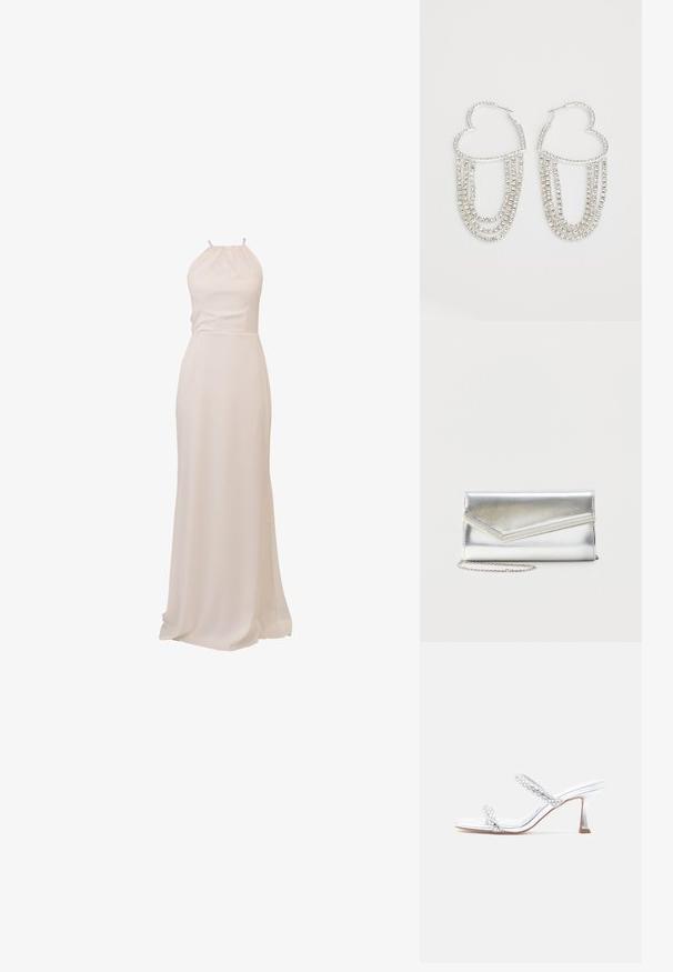 Langes, fließendes Kleid aus cremefarbenem Stoff mit Neckholder-Design und tailliertem Schnitt, sorgt für eine glatte Textur und elegante Silhouette.; Silberne Sandalen mit Absatz verfügen über zwei mit Perlen besetzte Riemen, eine spitze Zehenpartie und einen mittelhohen Blockabsatz. Glattes, glänzendes Material mit strukturiertem Akzent.; Glänzende silberne Clutch mit Umschlagklappe und dekorativem Besatz, kleiner silberner Kettenriemen, auf einfachem hellem Hintergrund.; Silberne Creolen in Herzform, verziert mit herabhängenden Strängen aus klaren Strasssteinen für zusätzlichen Glanz und Textur.