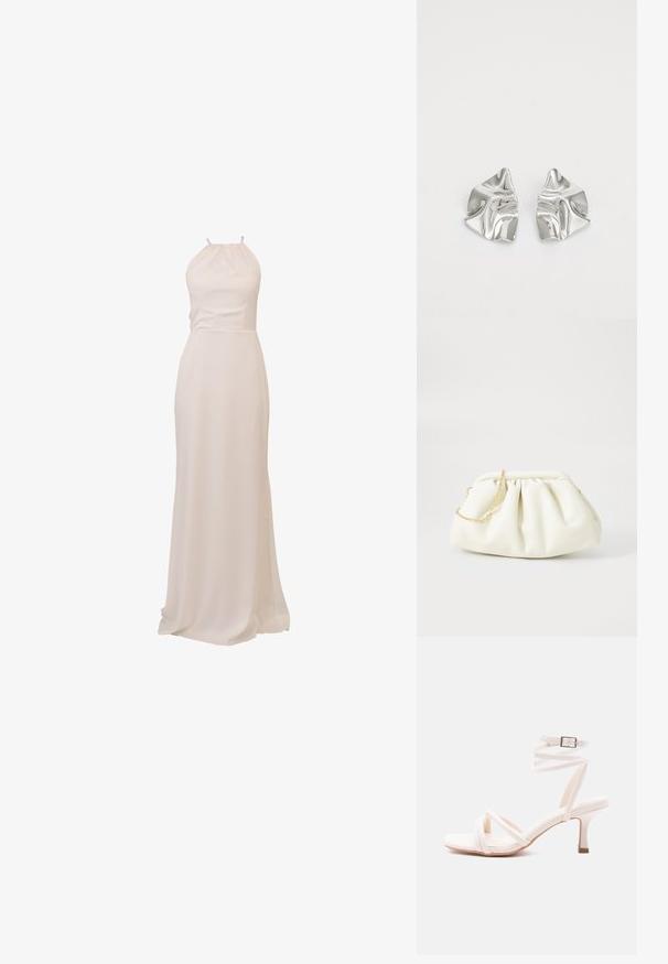 Langes, fließendes Kleid aus cremefarbenem Stoff mit Neckholder-Design und tailliertem Schnitt, sorgt für eine glatte Textur und elegante Silhouette.; Weiße Sandale mit Absatz, vorne mit Riemchen, einem um den Knöchel wickelbaren Riemen mit Schnalle und einem schlanken, mittelhohen Absatz vor schlichtem Hintergrund.; Weiße Lederhandtasche mit einem gerafften Design, ausgestattet mit einem goldenen Kettenriemen und einer runden Form. Glatte Textur mit sanften Falten und ohne Muster.; Silberne Metallohrringe mit einem wellenförmigen, skulpturalen Design, das eine polierte Oberfläche und unregelmäßige Formen aufweist, die eine zeitgenössische Ästhetik betonen.