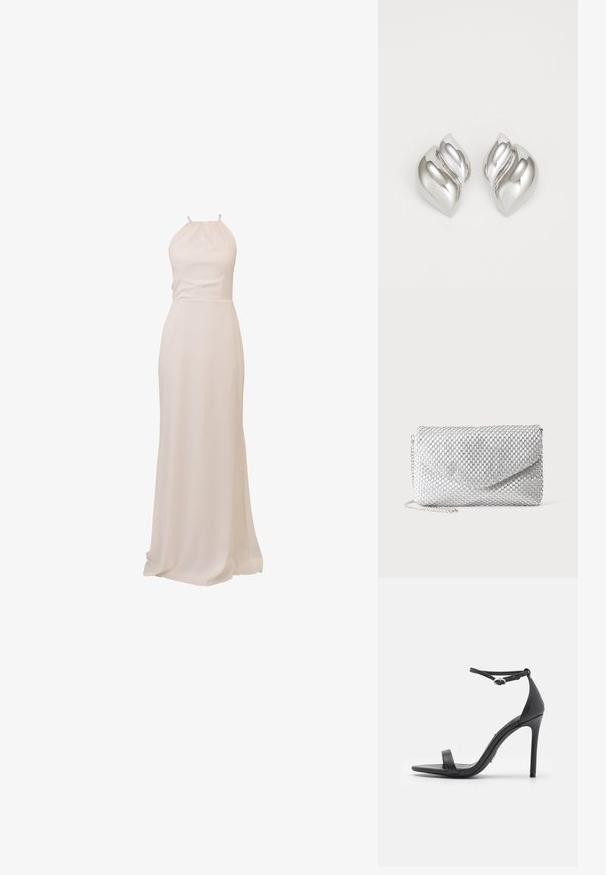 Langes, fließendes Kleid aus cremefarbenem Stoff mit Neckholder-Design und tailliertem Schnitt, sorgt für eine glatte Textur und elegante Silhouette.; Schwarze High Heels Sandalen mit offener Zehe, dünnen Riemen und Knöchelverschluss. Glatte Ledertextur mit spitzem Zehendesign.; Silberne Mesh-Abendclutch mit Umschlagklappe und dünnem Kettenriemen auf einfarbigem weißem Hintergrund.; Silberne Ohrringe mit einer organischen, abstrakten Form. Glatte, glänzende Oberfläche mit einem konischen Design. Mit dezenten Kurven und einem zentralen Linienelement.