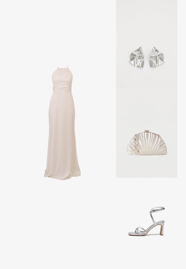 Langes, fließendes Kleid aus cremefarbenem Stoff mit Neckholder-Design und tailliertem Schnitt, sorgt für eine glatte Textur und elegante Silhouette.; Silberne High-Heel-Sandalen mit eckiger Zehenpartie, dünnem Knöchelriemen und Riemen über dem Spann. Glänzende Metallic-Oberfläche mit einem 3-Zoll-Blockabsatz.; Metallische silberne Clutch in Muschelform mit einer silbernen Kettenriemen, der seitlich drapiert ist.; Silberne Metallohrringe mit einem wellenförmigen, skulpturalen Design, das eine polierte Oberfläche und unregelmäßige Formen aufweist, die eine zeitgenössische Ästhetik betonen.