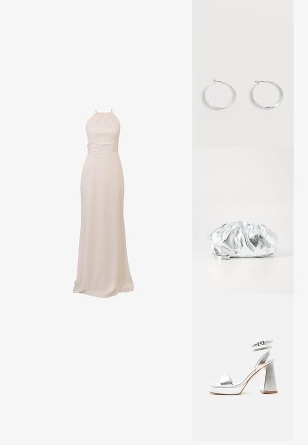 Langes, fließendes Kleid aus cremefarbenem Stoff mit Neckholder-Design und tailliertem Schnitt, sorgt für eine glatte Textur und elegante Silhouette.; Silberne metallic High-Heel-Sandale mit Knöchelriemen, Blockabsatz und offenem Zehenbereich auf einfachem hellem Hintergrund.; Metallisch silberne Clutch-Tasche mit einem weichen, gerafften Körper und einem dünnen Schultergurt. Sie verfügt über eine glatte, glänzende Textur und eine abgerundete Form.; Silberne Metallcreolen mit glatter, leicht gebogener Oberfläche und Klappverschluss vor schlicht weißem Hintergrund.