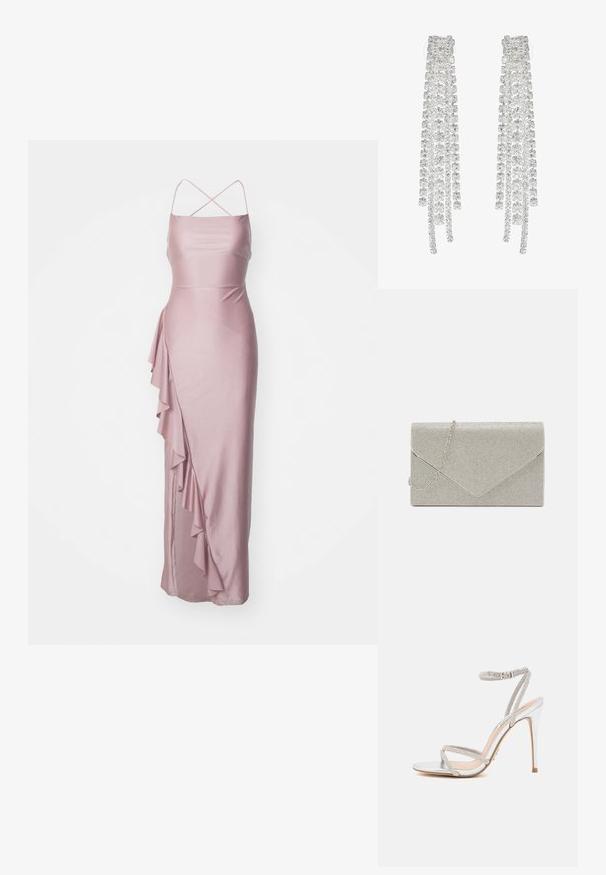 Lang, aansluitend roze satijnen jurk met spaghettibandjes, een zijruffle-detail en een gladde textuur. Klassiek ontwerp voor formele gelegenheden.; Zilveren hoge hakken sandaal met dunne bandjes, versierd met strass steentjes, met een slank ontwerp en een spitse neus.; Metalen zilveren clutch met een envelopontwerp, verrijkt met een gestructureerd patroon, voorzien van een afneembare kettinghengsel.; Lange zilveren oorbellen met een scala aan heldere, facetteerde kristallen in een waterval van strengen met variërende lengtes en vormen.