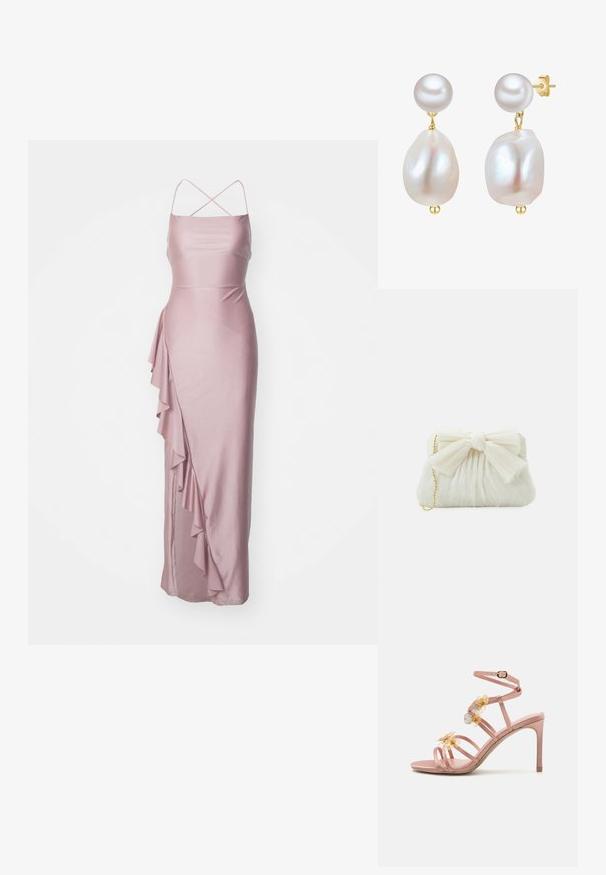 Lang, tætsiddende pink satin kjole med spaghetti stropper, en sidelæbe detalje og en glat tekstur. Klassisk design til formelt tøj.; Lyserøde højhælede sandaler med stropper og blomsterdetaljer, fremstillet af satinlignende materiale, med en slank ankelrem og åben tå-designet.; Hvid plisseret clutch-taske med en fremtrædende sløjfedetalje og en guldkædetras. Blød tekstur med et samlet design på forsiden.; Perle dråbeørenringe med store runde hvide perler og uregelmæssigt formede perler, sat i guldfarvet metal, hvilket fremhæver deres elegante design.