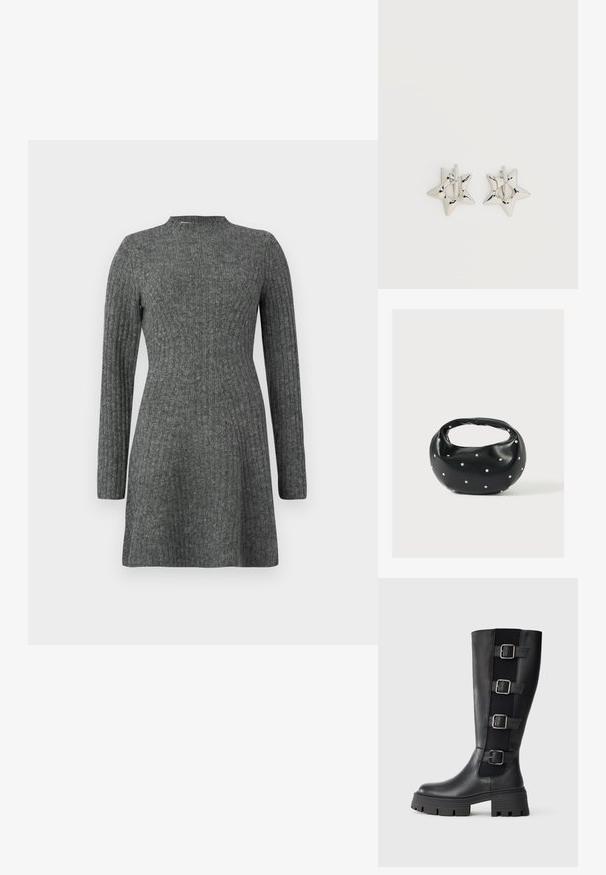 Vestido de canalé hasta la rodilla en gris oscuro, con mangas largas y escote alto, fabricado en un suave tejido texturizado.; Botas negras de cuero hasta la rodilla con tres correas de hebilla ajustables en el lateral, suela de goma gruesa con estrías para tracción.; Bolso de mano de cuero negro con forma redondeada, decorado con detalles de tachuelas plateadas y un asa corta. Textura lisa y cierre con cremallera.; Pendientes de aro plateados en forma de estrella con un acabado liso y pulido sobre un fondo blanco liso.