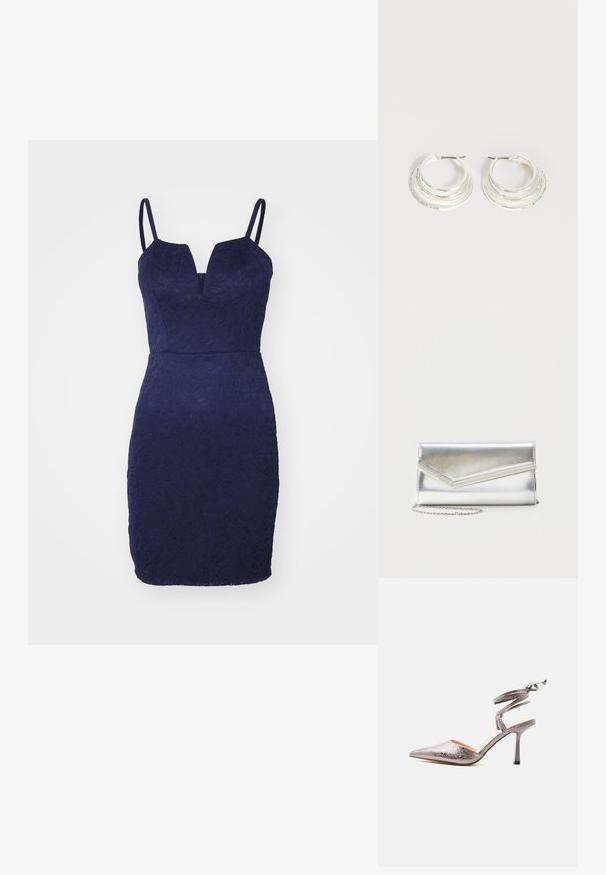Robe en dentelle bleu marine avec une silhouette ajustée, décolleté plongeant et fines bretelles. Motif floral texturé sur l'ensemble du tissu.; Chaussure à talon haut pointu métallique argenté avec bride enveloppante autour de la cheville et talon stiletto fin sur fond blanc.; Pochette argentée brillante avec rabat style enveloppe et garniture décorative, petite bandoulière chaîne argentée, sur fond clair uni.; Boucles d'oreilles créoles en argent avec trois bandes semi-circulaires superposées, dont une ornée de petits cristaux clairs sur un fond clair.