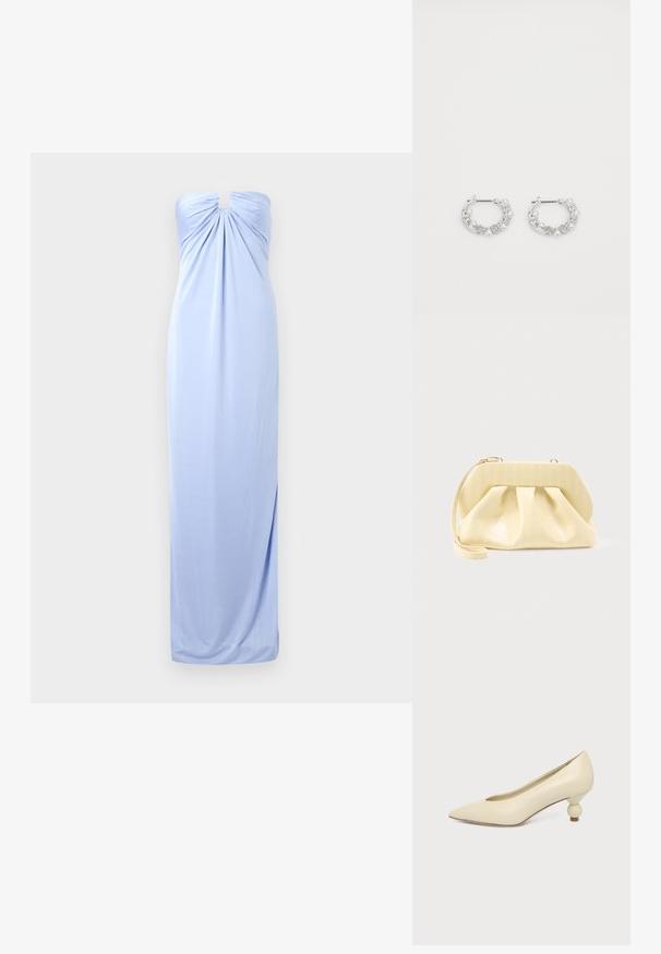 Lichtblauw strapless maxijurkje met een geraffineerde buste, voorzien van een subtiele uitsnede bij de halslijn en een gladde, vloeiende stof.; Dames schoen in roomkleur met een puntige neus en een lage, ronde balvormige hak op een effen achtergrond.; Crème-kleurige leren clutch met een gestructureerd bovenframe en polsbandje, weergegeven tegen een effen lichte achtergrond.; Zilveren oorringen met parel- en kristalaccenten, met een gestructureerd oppervlak en een veilige postsluiting.