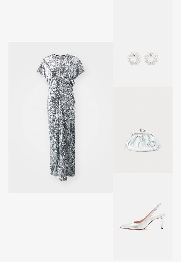 Ασημένιο φόρεμα με παγιέτες, μακριά, με κοντά μανίκια, στρογγυλή λαιμόκοψη και ίσια γραμμή. Η υφή είναι λαμπερή και ανακλαστική.; Ασημένια γόβα με αιχμητή μύτη, λουράκι με αγκράφα και λεπτή μεσαίου ύψους φιάπα.; Μικρό ασημί μεταλλικό τσαντάκι φάκελος με στρογγυλεμένο, ραμμένο σχέδιο και κούμπωμα με δύο ασημένιες σφαίρες.; Κυκλικά σκουλαρίκια από μέταλλο, διακοσμημένα με πολλούς διαυγείς, φεγγιζόντες λίθους τοποθετημένους σε μια λαμπερή διάταξη. Άχρωμα και ανακλαστικά.