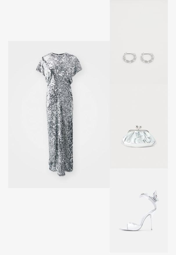 Robe longue en sequins argentés avec des manches courtes, un col rond et une silhouette droite. La texture est brillante et réfléchissante.; Sandale argentée à talon haut avec bride à la cheville ornée d'un détail papillon décoratif sur le côté.; Petit sac pochette métallique argenté avec un design arrondi et froncé, fermeture à clip avec deux boules argentées.; Boucles d'oreilles en argent en forme de créoles avec des accents de perles et de cristaux, présentant une surface texturée et une fermeture à tige sécurisée.