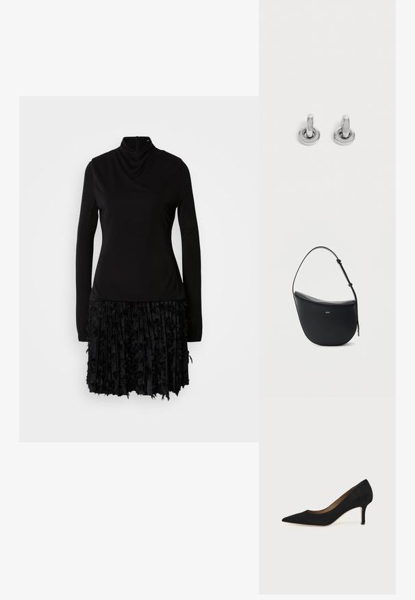 Schwarzes Kleid mit hohem Kragen, langen Ärmeln und einem strukturierten, gefalteten Rock mit Stoffakzenten. Glatte Oberseite mit gerafften Details.; Schwarzer Wildleder-Pumps mit spitzer Schuhspitze, schlankem mittelhohem Stiletto-Absatz und tiefem Ausschnitt auf einfachem Hintergrund.; Schwarze halbmondförmige Lederschultertasche mit verstellbarem Schulterriemen und goldenem "BOSS"-Logo mittig vorne.; Paar kleine, glänzende silberne Creolen mit rundem Sockel, auf einfachem hellem Hintergrund präsentiert.