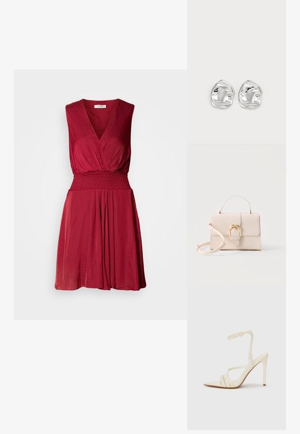 Vestido rojo sin mangas con escote en V profundo, cintura fruncida y falda fluida. Tela suave y ligera con una textura sutil.; Sandalias de tacón alto beige con punta estrecha, que cuentan con tres tiras frontales y una tira delgada en el tobillo con hebilla. Textura lisa, diseño minimalista.; Bolso estructurado beige con asa superior, correa de hombro desmontable y cierre de hebilla arqueada en tono dorado sobre un fondo claro.; Pendientes de studs en forma abstracta de plata con un acabado pulido, que presentan curvas suaves y contornos sutiles. Sin patrones o acentos visibles.