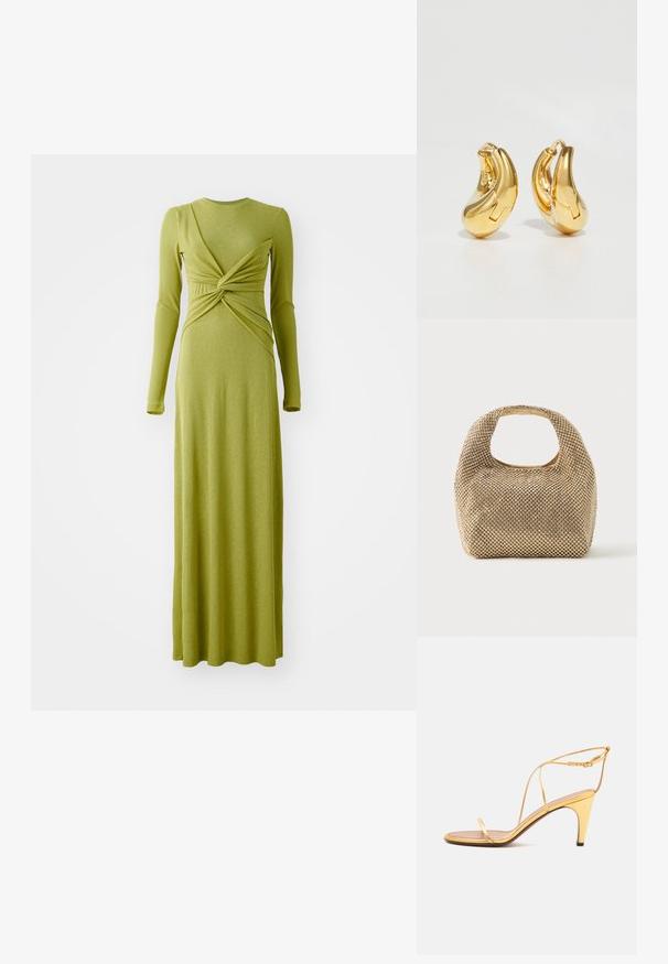 Langärmliges, olivgrünes Maxikleid aus weichem Material, mit einem gedrehten Frontdesign und bodenlangem Saum.; Goldene High-Heel-Sandale mit dünnen Riemchen und einer schmalen Knöchelschnalle vor hellem grauem Hintergrund.; Kleine Handtasche in Gold-Ton, bedeckt mit glänzenden runden Nieten, mit kurzem Griff und rechteckigem Ausschnitt oben.; Goldene Creolen mit einer glatten, geschwungenen Form und polierter Oberfläche. Mit einem Verschlussmechanismus und leichten Einkerbungen für Details.