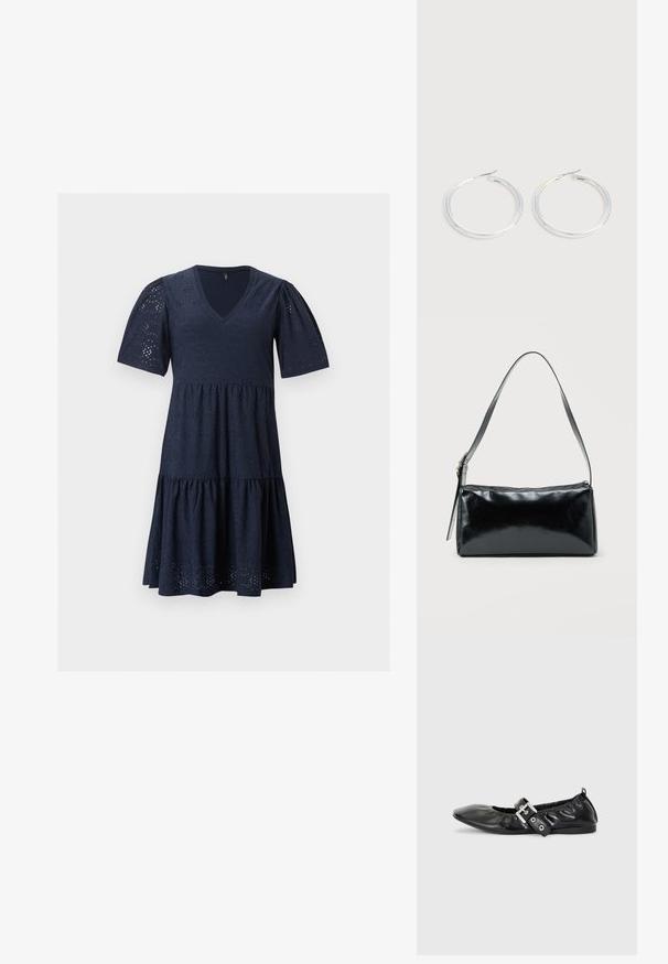 Robe bleu marine longueur genoux avec décolleté en V, manches courtes bouffantes et motif en dentelle ajourée sur toute la matière.; Chaussure plate en cuir noir avec un nez pointu, des détails froncés autour de l'ouverture et un accent en boucle argentée sur la bride ajustable.; Sac d'épaule rectangulaire noir avec une sangle réglable unique et une fermeture éclair supérieure sur un fond uni.; Paire de boucles d'oreilles créoles argentées brillantes avec fermoirs en fil fin, présentée sur un fond gris clair.