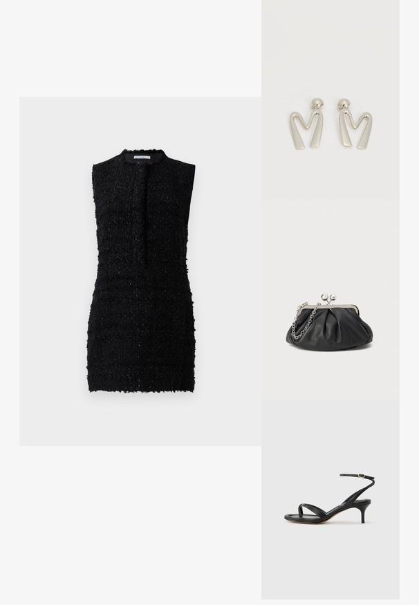Schwarzes ärmelloses Kleid aus strukturiertem Stoff mit einem leicht lockeren Schnitt, hochgeschlossen und mit minimaler Detailgestaltung.; Schwarze Ledersandale für Damen mit dünnen Riemchen, einer Zehenlasche, einer Knöchelschnalle und einem mittelhohen Stöckelabsatz vor neutralem Hintergrund.; Schwarze Leder-Clutch mit geraffter Textur, silberfarbener Metallrahmen, Druckverschluss und Kettenriemen. Glatte, weiche Oberfläche.; Paar silberfarbene Metallohrringe in Form des kantigen Buchstabens M mit abgerundeten Stegen auf weißem Hintergrund.