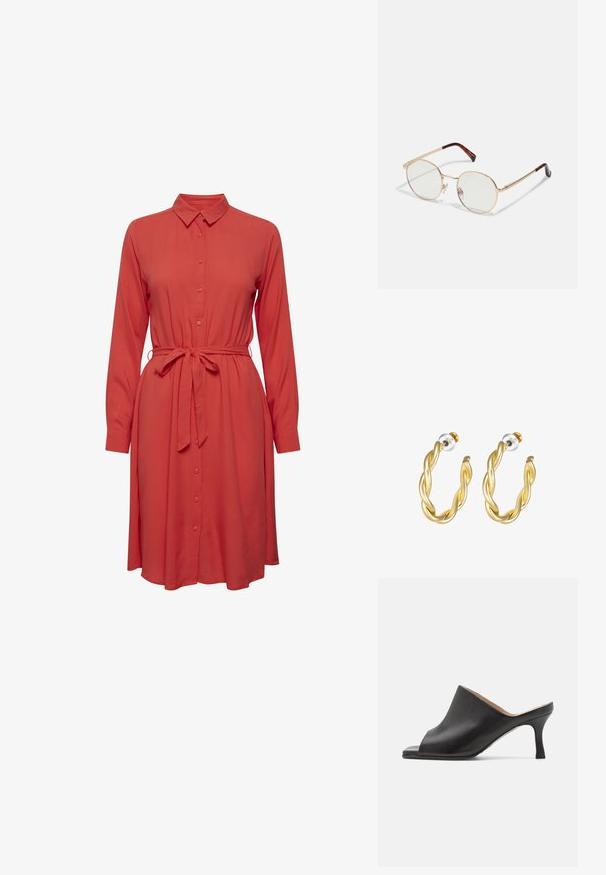 Rode shirtjurk met lange mouwen, knoopsluiting aan de voorkant en een strikriem in de taille. Zachte stof en een vloeiende, ontspannen silhoeët.; Selected ASHLEY - Muiltjes met hak - black; Gouden metalen ovalen montuur brillen met glazen zonder sterkte. Schildpad-accenten op de pootjes. Verstelbare neussteunen voor extra comfort.; Gouden gedraaide oorringen met een gladde afwerking, voorzien van een transparante achterkant en goudkleurige hardware.